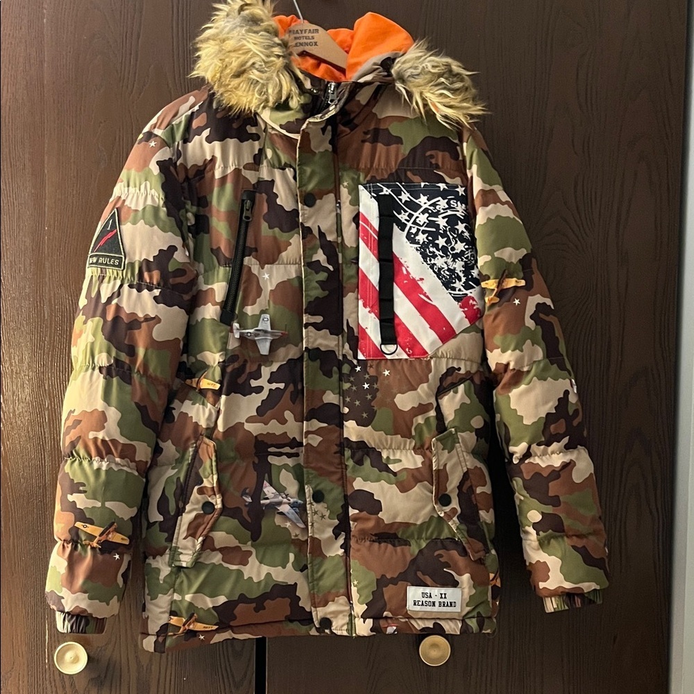 Reason men’s quilted, hooded USA winter jacket with flags and airplanes. Size M